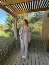 Pantalón ancho de lino azul con cintura elástica y cordón ajustable.