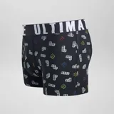 Pack de tres boxers de hombre con cintura elástica con la inscripción "Ultimate", uno negro con estampado de bloques de Tetris, uno verde con estampado geométrico y uno azul con estampado de textos relacionados a videojuegos.