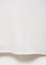 Camisa de manga corta con cuello camisero y cierre frontal de botones. Confeccionada en una mezcla de lino y algodón, presenta un diseño recto y minimalista.