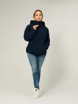 Campera acolchada de corte entallado en color azul marino, con cuello alto, capucha ajustable con cordones y cierre frontal de cremallera. Presenta bolsillos laterales con cierre y diseño de costuras en forma de V.