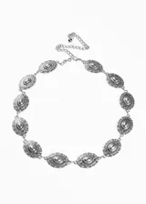 Cinturón plateado de metal con eslabones ovalados con diseño floral y cierre con cadena ajustable.