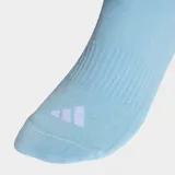 Pack de tres pares de medias acolchadas Adidas de largo clásico, con diseño de tres rayas en la parte superior y logo de la marca en la puntera. Incluye un par negro, un par blanco y un par celeste.