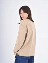 Remera de manga larga con efecto lavado, cuello redondo y bordes sin costura. Presenta un corte holgado y relajado.