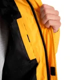 Campera puffer amarilla con detalles en negro, con logo de Caterpillar en el pecho izquierdo, puños ajustables con velcro, cierre frontal con gancho y bucle oculto, bolsillos inferiores con cierre, forro estampado con el logo de Caterpillar y un bolsillo interior en el pecho. Resistente al agua, con aislamiento reciclado y acolchado.