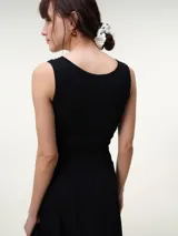 Vestido midi gris de algodón con escote tipo bote y cuerpo fruncido tipo smock elastizado, con falda fluida.