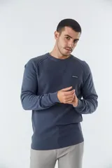 Sweater de punto básico para hombre, con cuello redondo, mangas largas y logo de la marca bordado en el pecho. Presenta un diseño de tejido acanalado y corte regular.