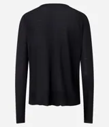 Suéter de punto color celeste, con cuello redondo y mangas largas.