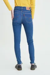 Jeans de tiro alto color azul, ajustados en cadera y muslos, con pierna súper ajustada y denim stretch.