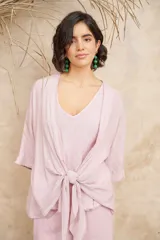 Blusa color lila de lino con escote en V, mangas 3/4 anchas y cierre frontal con lazo.