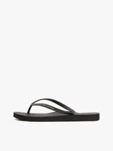 Ojotas Tommy Hilfiger negras con logo texturizado en la tira.