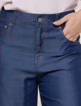 Pantalón wide leg de denim liviano gris, con tiro alto, presillas para cinturón, bolsillos laterales y corte recto de piernas anchas.
