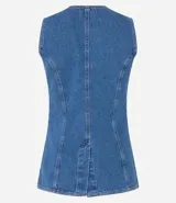 Chaleco de jeans azul oscuro, sin mangas, con cuello redondo y cierre frontal de botones blancos. Presenta un corte ligeramente alargado y solapas frontales que simulan bolsillos.