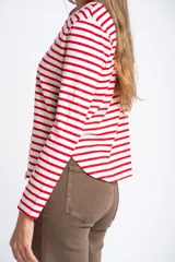 Remera de manga larga con diseño de rayas horizontales en blanco y negro, cuello redondo y corte ajustado al cuerpo.