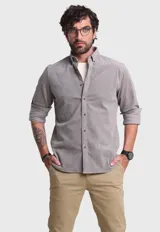 Camisa de pana azul marino de manga larga con cuello abotonado.