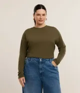 Blusa de manga larga confeccionada en tejido rib, con cuello redondo y diseño ajustado al cuerpo.