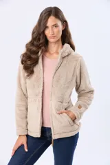 Campera de sherpa color beige con cierre frontal, cuello alto y bolsillos laterales con detalles en cuero sintético.