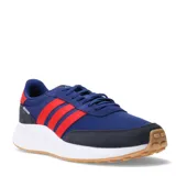 Championes Adidas Run 70s de estilo urbano, color azul con detalles en rojo y suela de goma color caramelo. Presentan el diseño clásico de tres rayas laterales y una entresuela blanca acolchada.