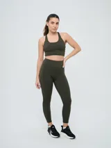 Top deportivo Umbro color negro con diseño de espalda natación y banda elástica inferior.