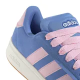 Championes urbanos Adidas modelo Grand Court Alpha, color azul con detalles en rosado. Presentan las icónicas tres tiras laterales, cordones anchos en color rosado y suela de goma blanca.