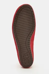 Zapatilla deportiva estilo blucher de piel color rojo, con pespuntes en el cuerpo, cierre mediante cordones y punta redonda.