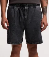 Bermuda de jean para hombre, color gris oscuro con efecto acid wash, cintura elástica con cordón de ajuste, bolsillos y tag aplicado.