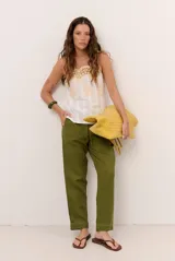 Pantalon de lino color verde militar, de corte recto y holgado, con cintura elastizada y cordón ajustable.