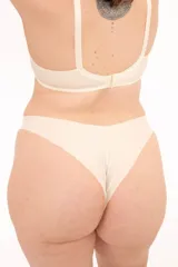 Bombacha colaless tiro medio de color beige, confeccionada con fibra LYCRA® de tacto suave y efecto segunda piel, con costura en la parte trasera.
