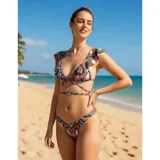 Bikini de dos piezas con estampado geométrico multicolor en tonos turquesa, rojo y naranja. Corpiño triangular con volados en los tirantes y tiras cruzadas para atar en la cintura. Bombacha estilo tanga.