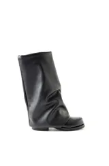 Botas negras de cuero sintético, de caña alta y diseño arrugado.