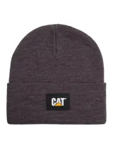 Gorro tipo beanie de punto acanalado en color gris oscuro, con diseño de doblez en el borde y parche rectangular con el logo de CAT en el frente.