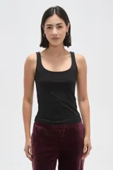 Musculosa sin mangas de poliamida, con ajuste al cuerpo y escote cuadrado.