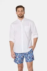 Short de baño clásico con estampado de hojas en tonos celeste y rosa, cintura elástica con cordón ajustable, dos bolsillos laterales y suspensor de malla fina.