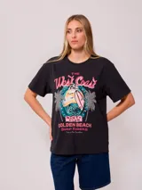 Remera negra de algodón con estampado de estilo surf en el frente.