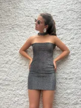 Minivestido plateado de lurex, strapless con choker integrado. Se puede usar strapless o con escote halter.