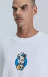 Remera de manga corta y cuello redondo, con calce oversize. Presenta un estampado pequeño en el centro del pecho con un diseño de Mickey Mouse. Confeccionada en algodón premium.