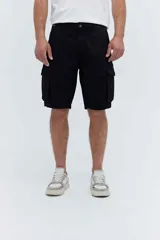 Bermuda cargo color beige de corte recto, con bolsillos laterales amplios con solapa y bolsillos traseros. Presenta largo a la rodilla y costuras definidas.