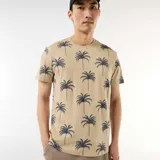 Remera de manga corta color beige con estampado integral de palmeras en azul marino, cuello redondo y corte clásico.