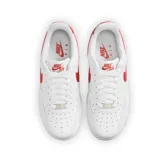 Championes Nike Air Force 1 de corte bajo, color blanco con detalles en textura de piel de serpiente en tono bronce en el swoosh lateral y en el talón.