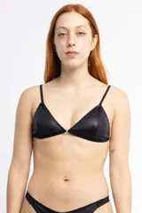Top de bikini triangular negro con acabado brillante, forrado y con relleno removible. Cuenta con correderas y aros metálicos, y es regulable en breteles y espalda.
