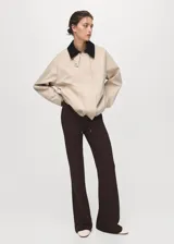 Pantalón de corte recto y tiro medio, color marrón oscuro, con cintura elástica y cordón ajustable.