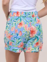 Short de calce relajado de rayón, con estampado floral en tonos celestes, naranjas y verdes. Cuenta con pretina lisa en el delantero y elástico posterior, bolsillos diagonales y pierna ancha.