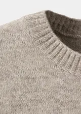 Jersey Nekka de punto medio con diseño recto, cuello redondo y manga corta.