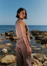 Top color marrón confeccionado en lino y rayón, con escote alto y tiras ajustables en los laterales.