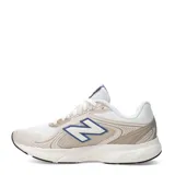 Championes urbanos New Balance modelo Amaste, con diseño en tonos beige y blanco, detalles en azul y rojo, confeccionados en malla y materiales sintéticos con suela de goma.