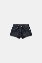 Shorts de jean de tiro medio con diseño de cinco bolsillos, trabillas para cinturón y cierre frontal con cremallera y botón metálico.
