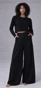 Pantalón de tiro alto con corte relajado y pierna ancha. Confeccionado en lino, presenta pretina con presillas, cierre frontal con botón y tablas delanteras que aportan estructura.