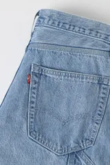 Jeans Levis modelo 568 Loose Straight Carpenter de calce holgado y recto, color azul claro con lavado desgastado, tiro medio y estilo carpintero con bolsillos laterales utilitarios.