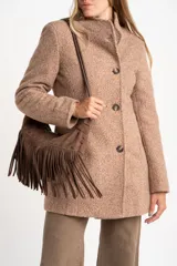 Tapado de poliéster con textura en color beige, de calce al cuerpo. Cuenta con cuello alto, cierre frontal de botones oscuros y bolsillos laterales.