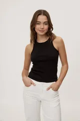 Musculosa de algodón con elastano, de textura acanalada y calce al cuerpo, color marrón topo con cuello redondo y sisas amplias.