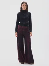 Jean wide leg de algodón con lavado washed bordó, cinco bolsillos y detalles en hilos dorados.